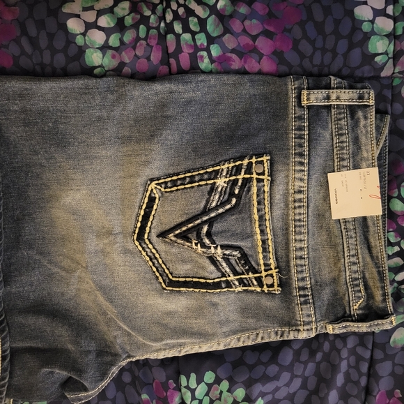 Vigoss Jean Shorts - Picture 5 of 5